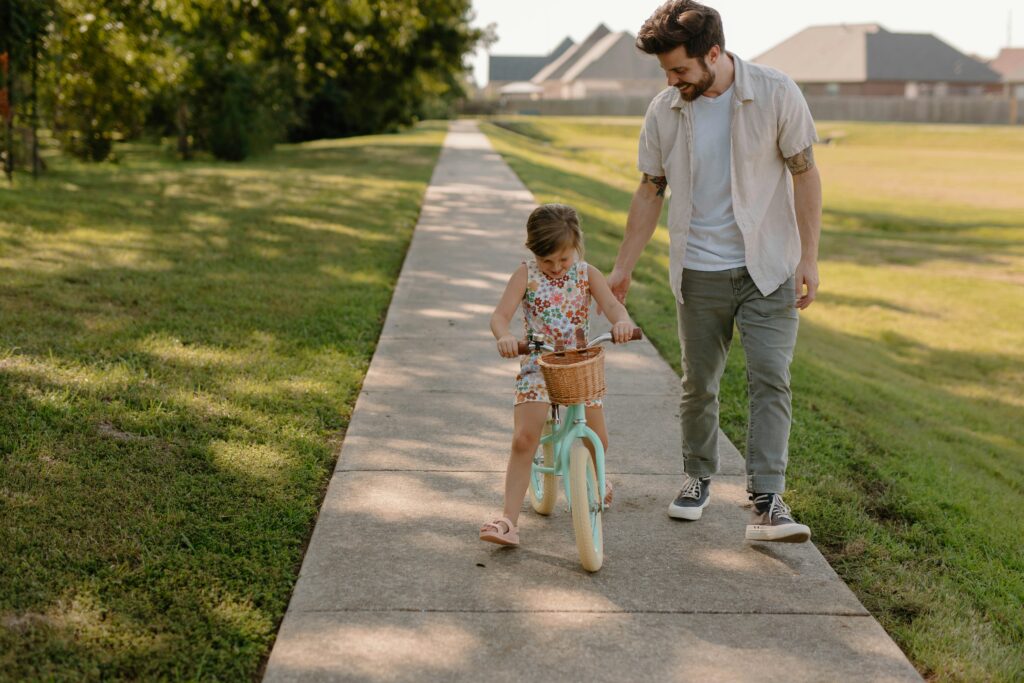 dziecko z ojcem na rowerze